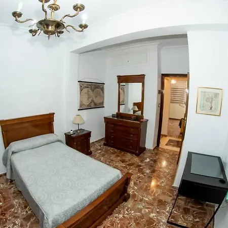 Triana, A Tres Minutos De Parada De Metro. Appartement *